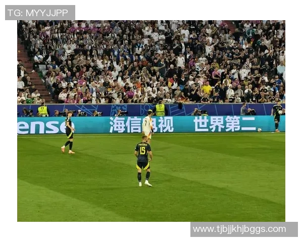 昔日足球传奇重聚一堂 再续绿茵激情与荣耀 昔日足球传奇重聚一堂 再续绿茵激情与荣耀